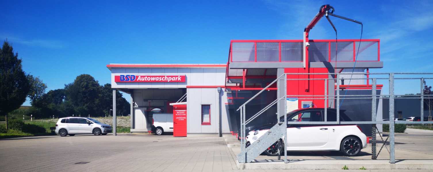 Außenbereich mit Fahrzeugpflegeplätzen